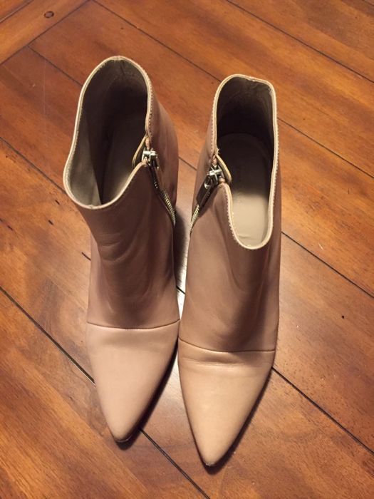 Botins em pele beije, marca Zara