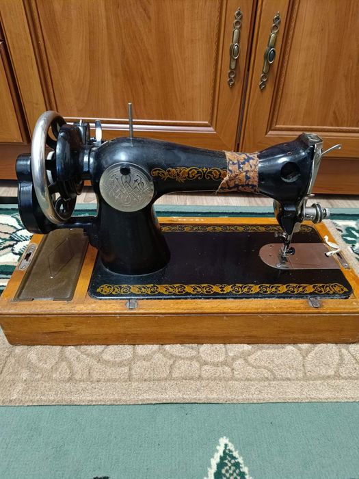 Продам швейну машинку