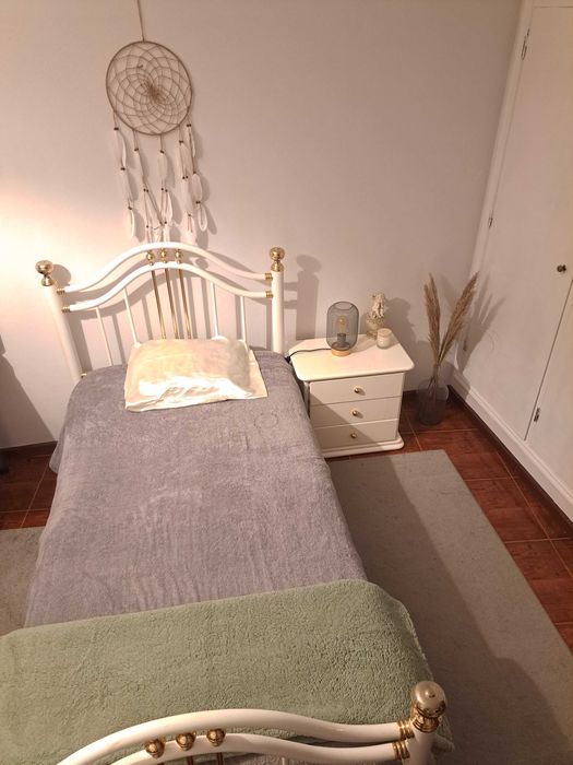 Cama de ferro de solteiro