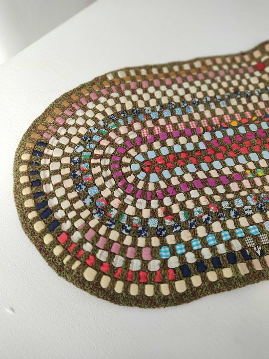 Tapete em artesanato manual com crochet e pano