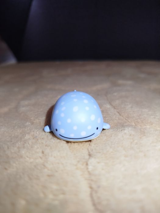 Значок на сумку та фігурка морської істоти