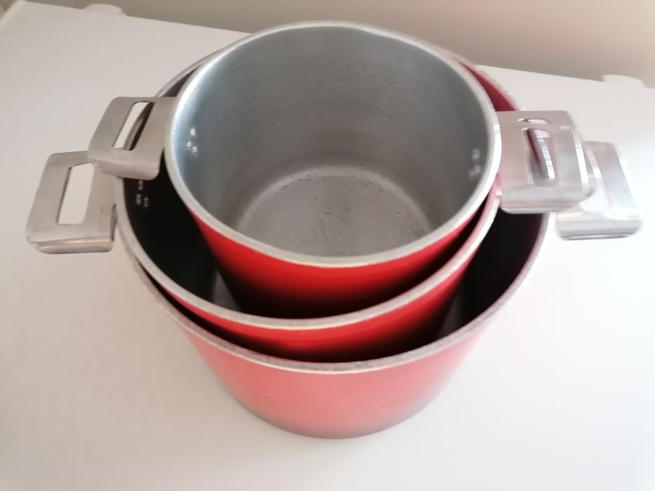 Conjunto de 3 panelas vermelhas em alumínio Tam 16,20, 23