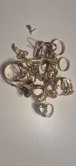 Sprzedam złom  złota w próbie 585!

Złoto oczyszczone z ocze