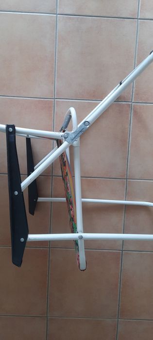 Cadeira vintage em tecido florido articulada