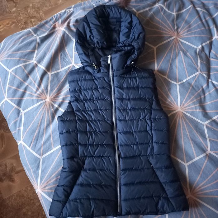 Продам безрукавку женскую ф-мы Zara с капюшоном (отстёгивается)