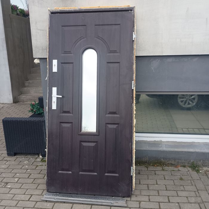 Drzwi, prawe z futryną, komplet kluczy, próg