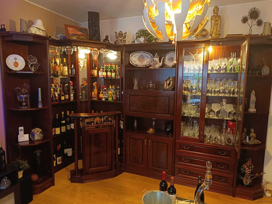 Movel de sala com bar mesa e seis cadeiras estofadas de novo