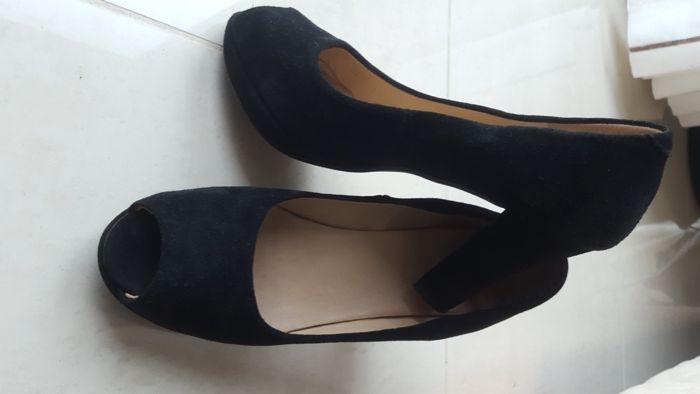 Sapatos de salto alto de camurça