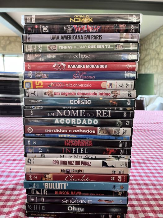 Vendo 235 CDs e DVDs