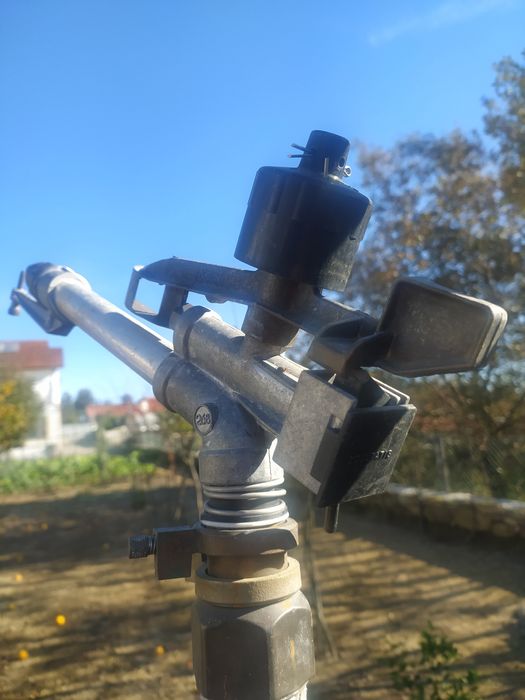 Canhão de rega com tripé