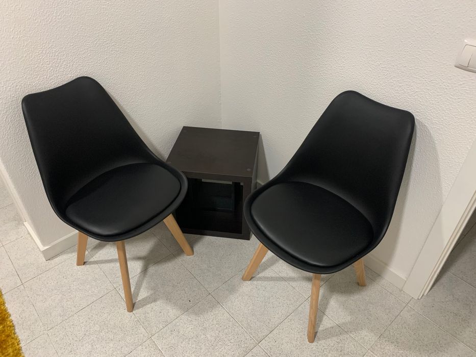 Cadeira preta marca HomyCasa.