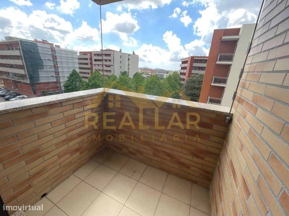 Apartamento T2 Mobilado com Box de Estacionamento em Localização Pr...