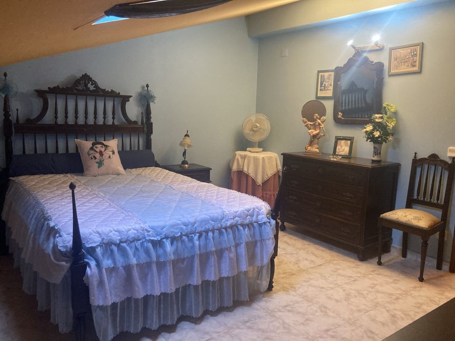 Mobília de quarto antiga com roupeiro 1