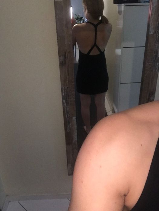 Krótka sukienka z ozdobnymi plecami r.xs/s