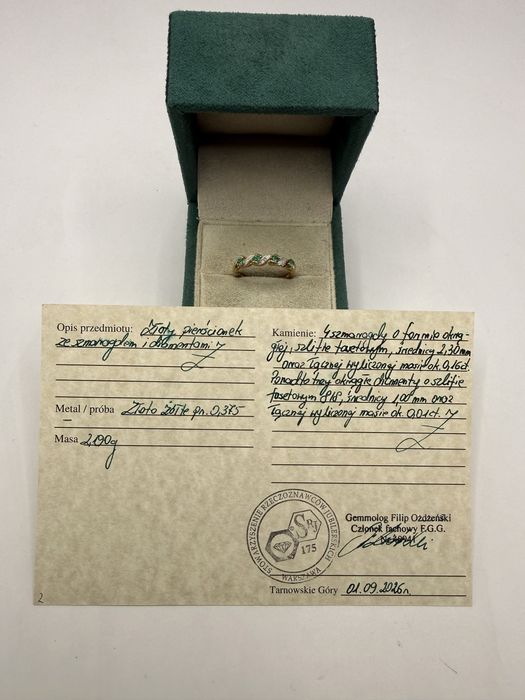 Złoty pierścionek z szmaragdami 0,16ct i diamentami 0,01ct