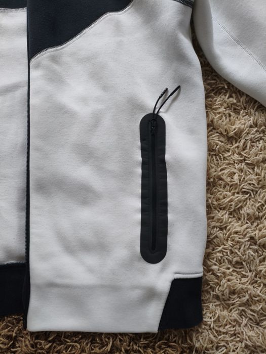 NIKE Tech Fleece.