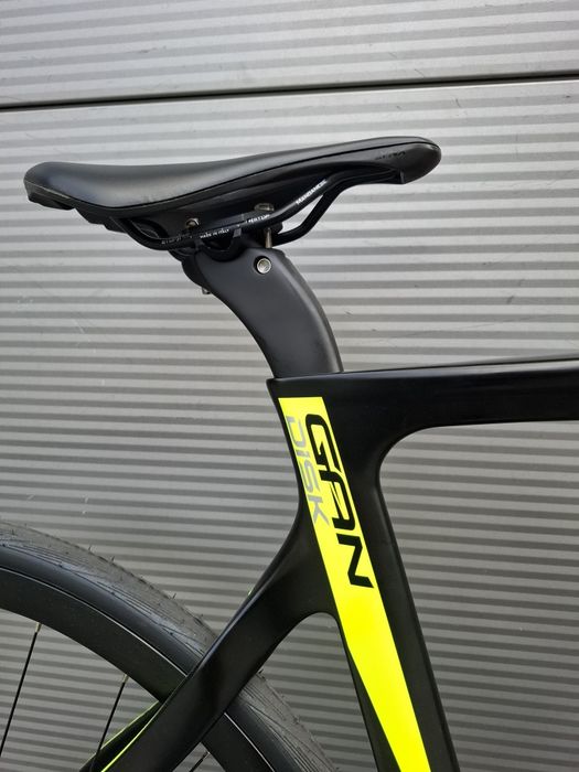 Rower szosowy szosa Pinarello Gan Disk karbon grupa Shimano 105 tarcze hydraulika