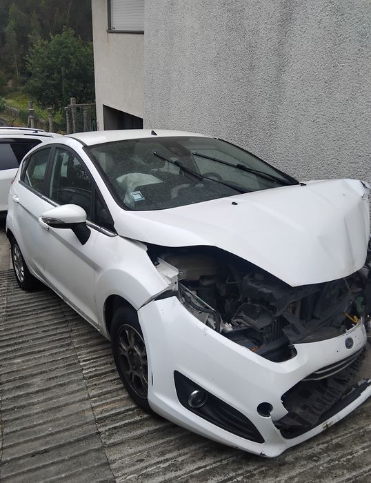 Vendo dois ford fiestas vI 1.5 tdci um de 2013 outro de 2015 acidentado salvado