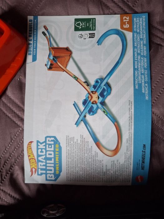 Dwa zestawy hot wheels track builder plus zestaw torów