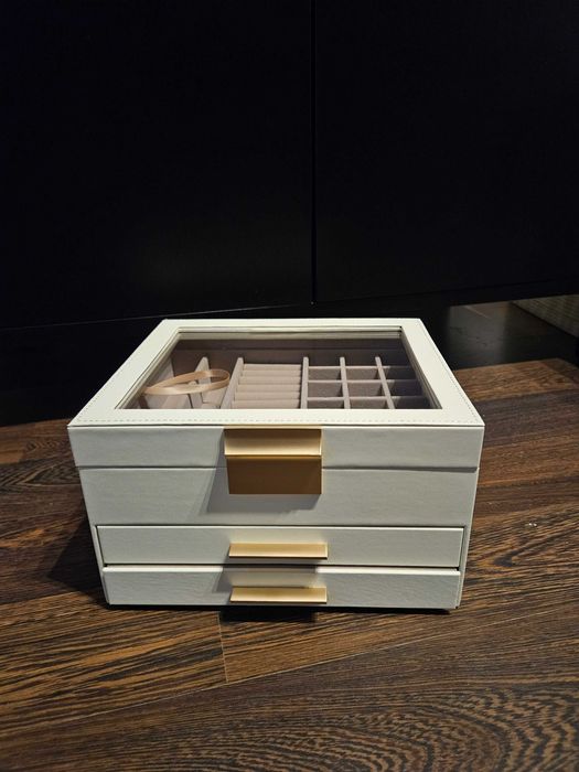 Jasna szkatułka kuferek organizer do przechowywanie biżuterii prezent