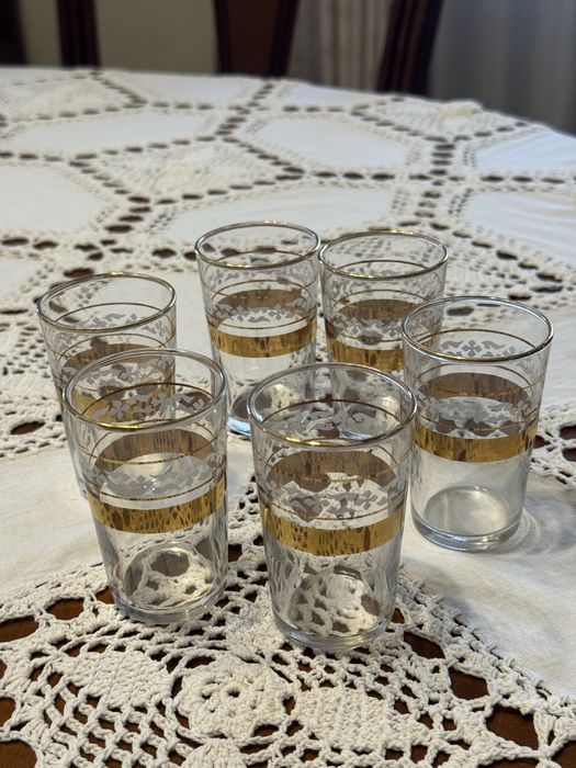 Copos de licor dourados