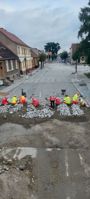 Brukarz, układanie kostki granitowej