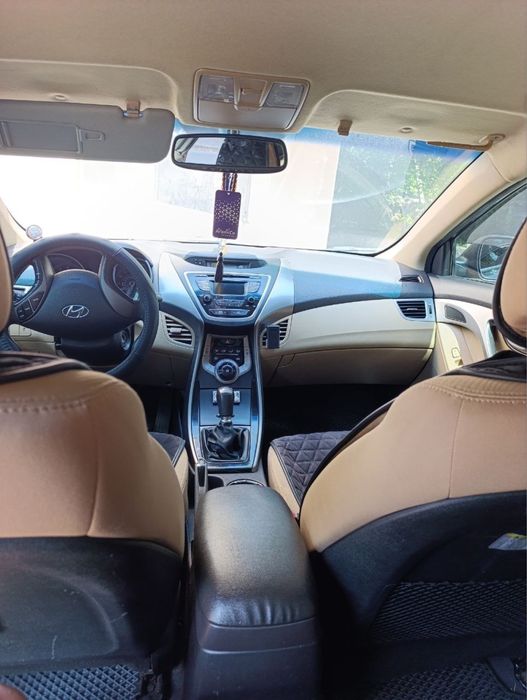 HYUNDAI Elantra