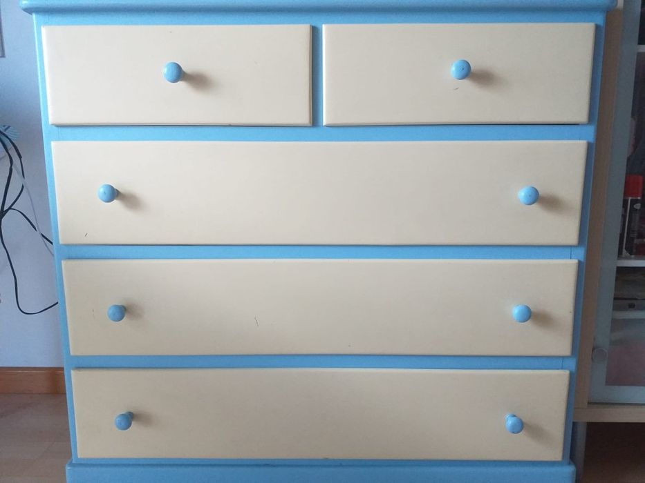 Cómoda em pinho pintada