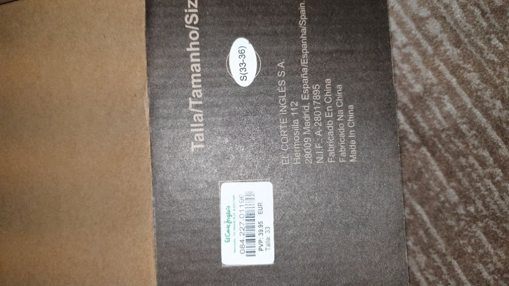 Patins em linha de menina com equipamento proteção