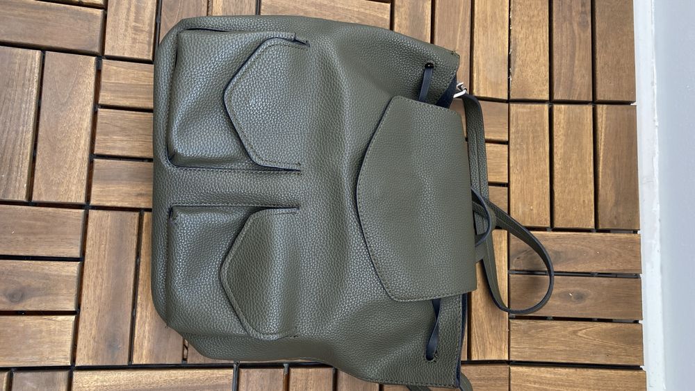 Mochila Zara verde seco