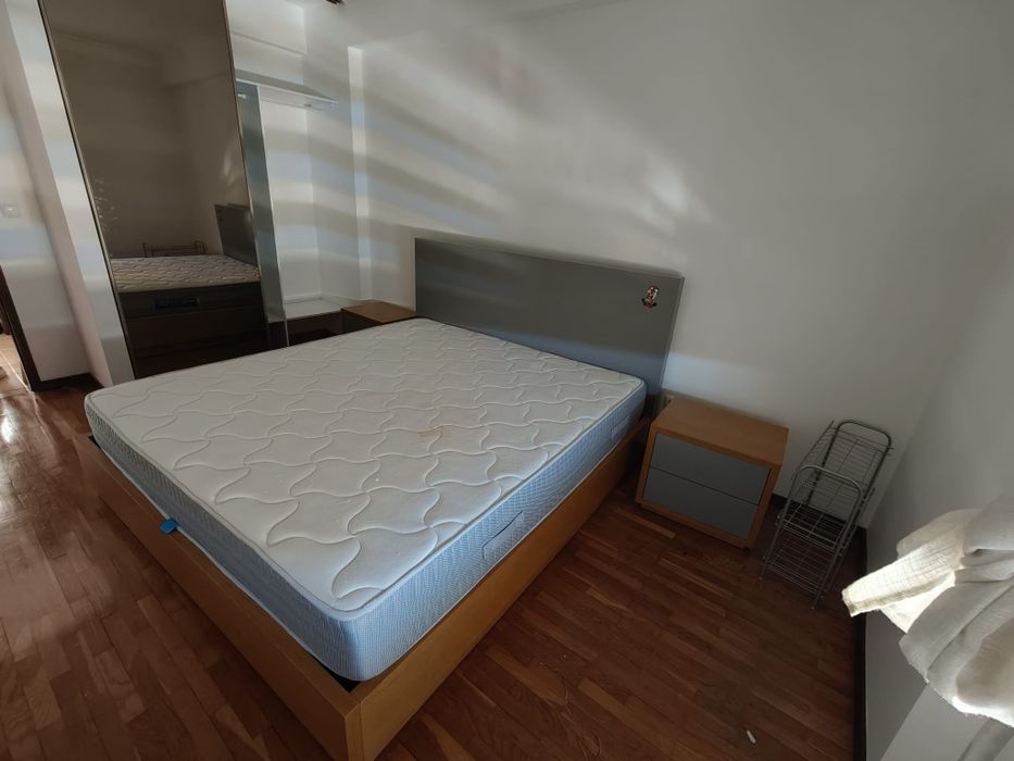 Cama com cómoda com colchão