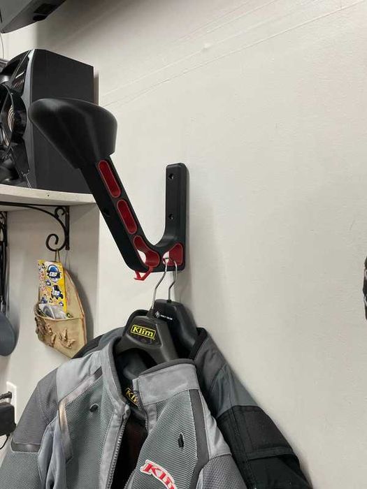 Suporte para capacete de moto e casaco