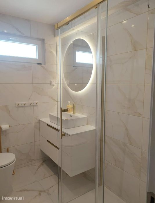 Quarto - localizado em Amadora Lisbon