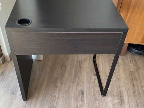 Secretária IKEA com gaveta e gestão de cabos integrada