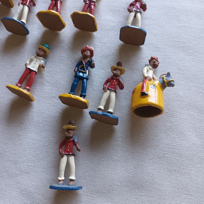 Peças xadrez antigas em argila pintadas à mão