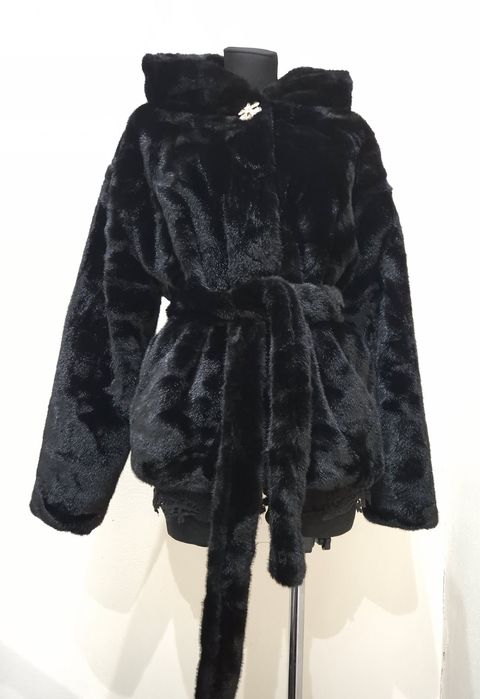 Płaszczyk czarne futerko z paskiem kaptur ozdobna broszka uni