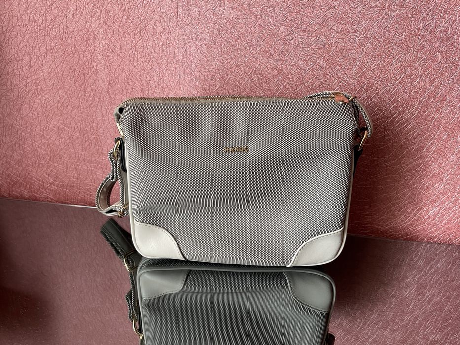 Жіноча міні-сумка сіра з множинними кишенями 20х28х9 см