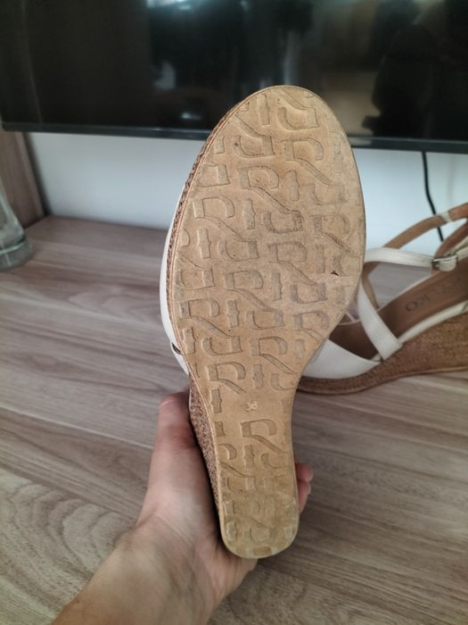 Kremowe , skórzane sandały na koturnie 38