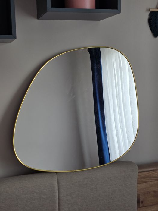 Lustro w złotej ramie