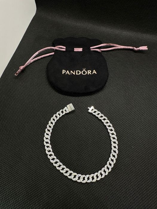 Srebrna bransoletka Pandora wysadzana błyszczącymi cyrkoniami