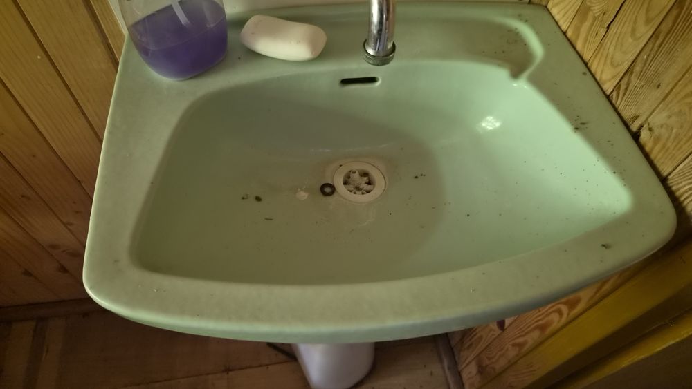 Oddam i umywalkę z kranem