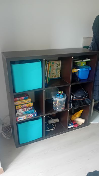 Estante 3×3 de cubos.