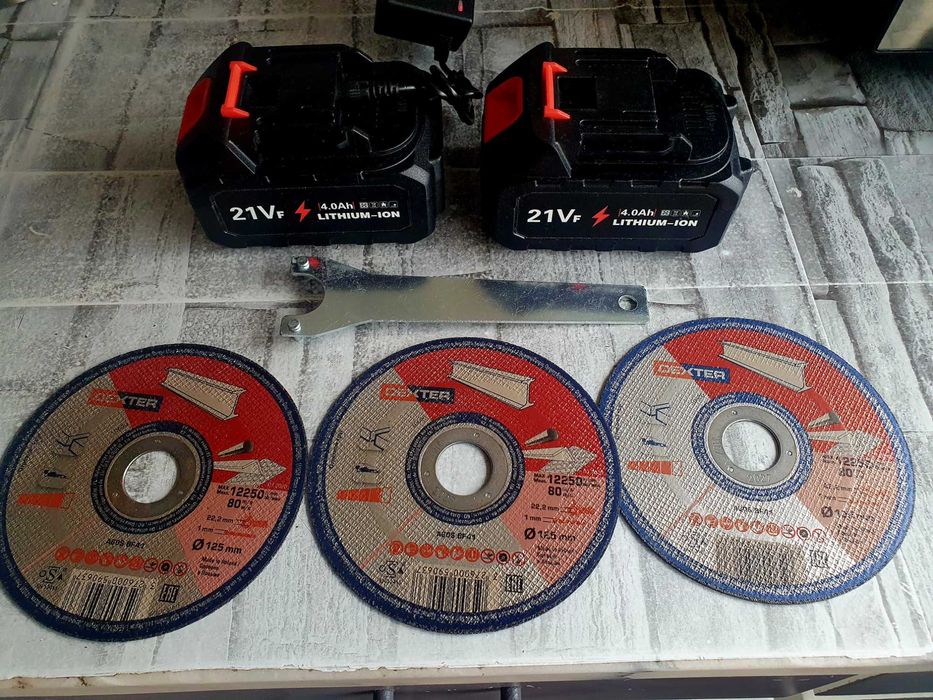 Rebarbadora com 2 baterias e 3 discos Novos.