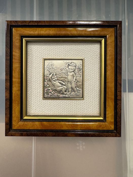 Quadro com moldura em Nogueira com imagem em prata