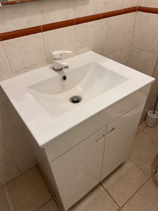 Armário com lavatório casa banho