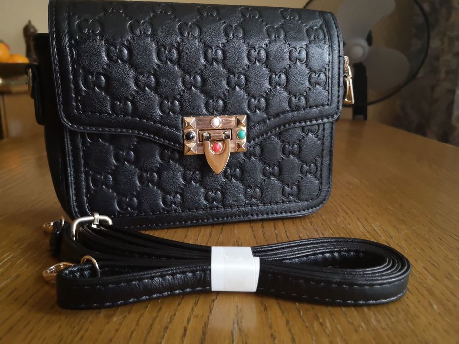 Mała torebka z ozdobnym zapięciem