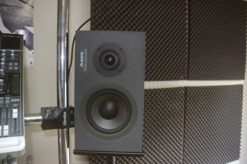 Conjunto amplificador Alesis RA 100 e 2 colunas Alesisi Monitor Ones