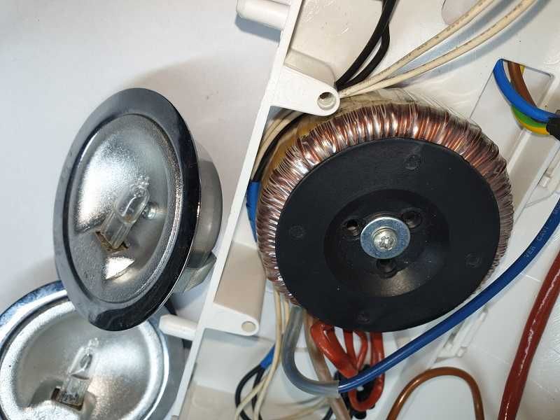 Lampa pod półkowa z zegarem