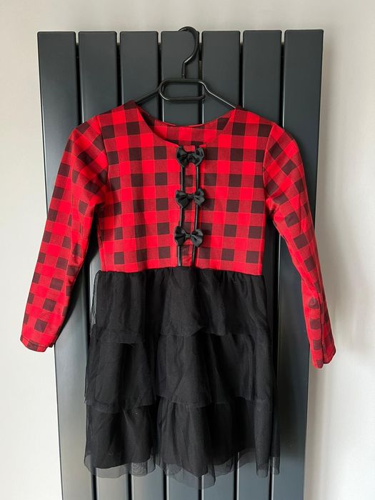 Sukienka w kratkę z tiulem