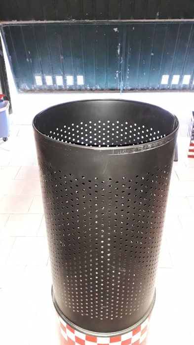 Cesto em metal preto e tampa em aço inox de roupa suja ou lixo. Usado